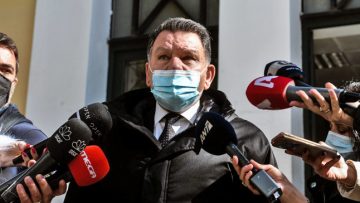 alexis-kougias-maska-mikrofona