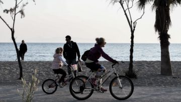 ÁÑÊÅÔÏÓ ÊÏÓÌÏÓ ÔÏ ÁÐÏÃÅÕÌÁ ÓÁÂÂÁÔÏÕ ÓÔÇÍ ÐÁÑÁËÉÁ ÔÏÕ ÁËÉÌÏÕ.ÖÙÔÏÃÑÁÖÉÁ ÁÍÔÙÍÇÓ ÍÉÊÏËÏÐÏÕËÏÓ/EUROKINISSI