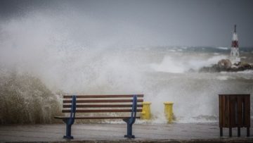 ÊÁÊÏÊÁÉÑÉÁ ÆÇÍÏÂÉÁ – ÉÓ×ÕÑÏÉ ÁÍÅÌÏÉ ÊÁÉ ÐÔÙÓÇ ÔÇÓ ÈÅÑÌÏÊÑÁÓÉÁÓ. ÓÔÉÃÌÉÏÔÕÐÁ ÁÐÏ ÔÏ ËÉÌÁÍÉ ÔÇÓ ÑÁÖÇÍÁÓ.(ÖÙÔÏÃÑÁÖÉÁ: ÈÁÍÁÓÇÓ ÄÇÌÏÐÏÕËÏÓ / EUROKINISSI)